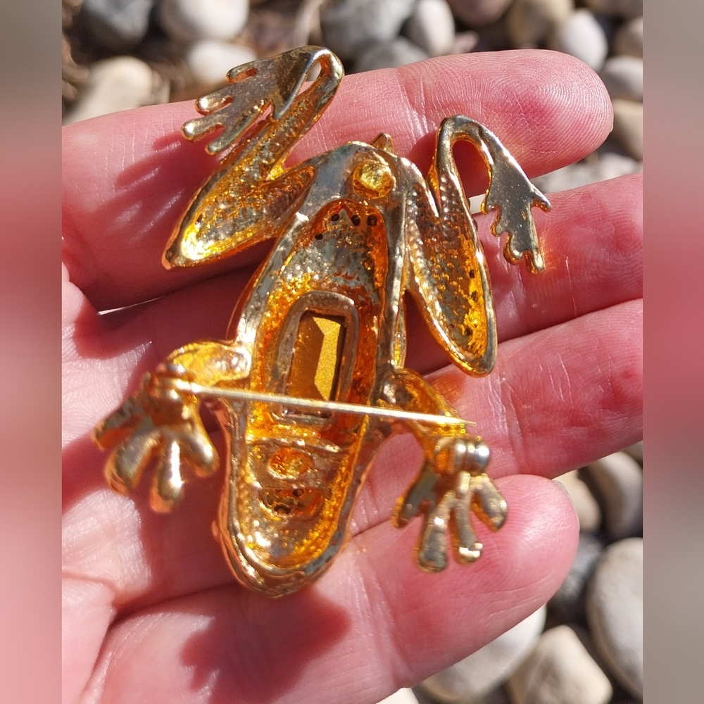 Gold and Green Frog Brooch - Picture 6 of 14